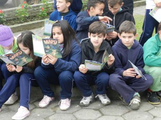 Revista em quadrinhos leva mensagem de conscientização a crianças de Treviso