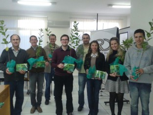 Colaboradores das Empresas Rio Deserto recebem mudas de árvores