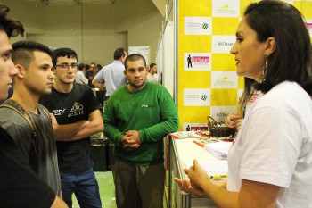 Estande das Empresas Rio Deserto atrai estudantes na Feira da Empregabilidade, da Satc
