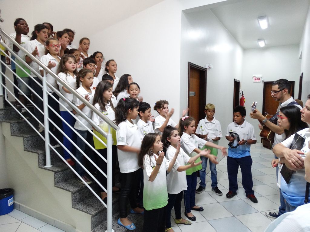 Coral do Bairro da Juventude visita escritório central das Empresas Rio Deserto