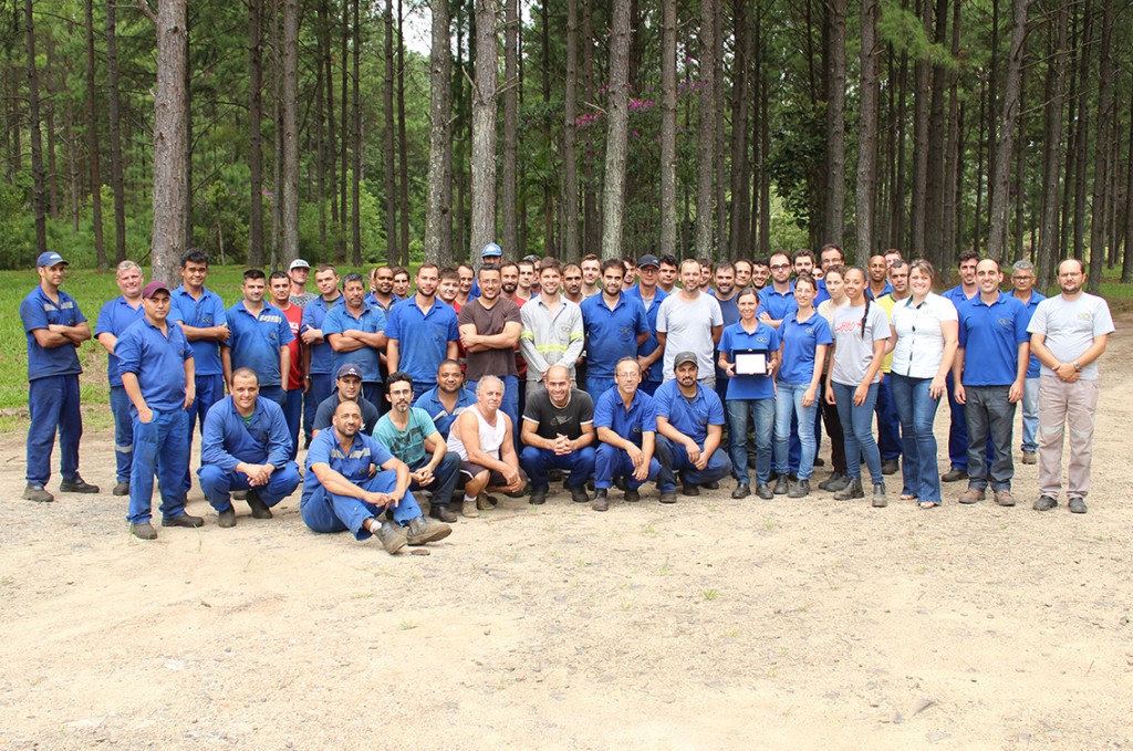 Colaboradora das Empresas Rio Deserto é homenageada por tempo de trabalho