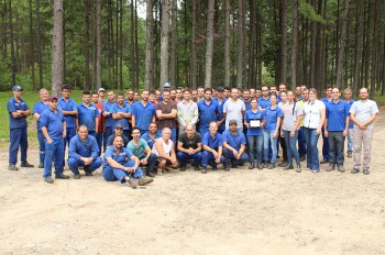 Colaboradora das Empresas Rio Deserto é homenageada por tempo de trabalho