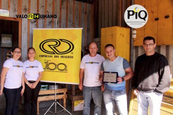 Valorização por aposentadoria: Placa de reconhecimento é entregue a colaborador