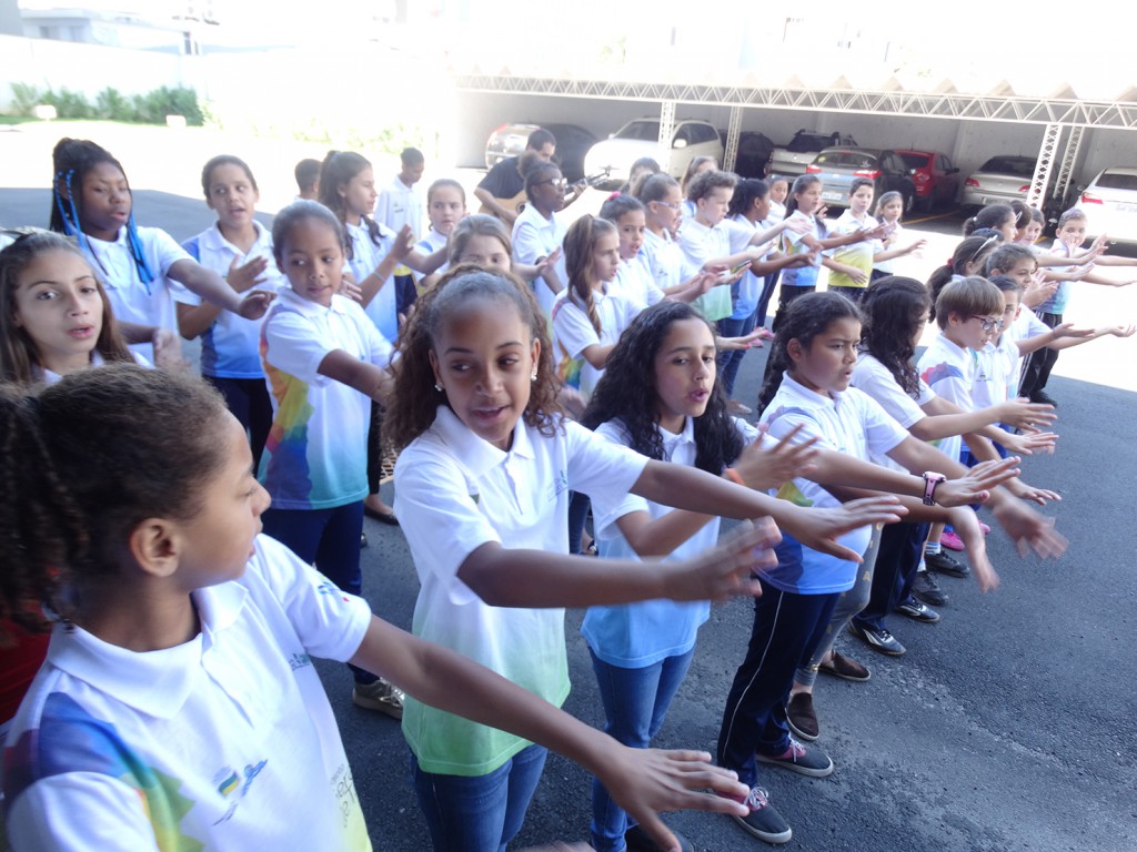 Em clima de Natal, Coral do Bairro da Juventude alegra Escritório Central das Empresas Rio Deserto