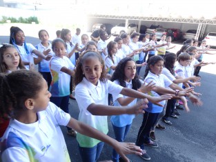 Em clima de Natal, Coral do Bairro da Juventude alegra Escritório Central das Empresas Rio Deserto