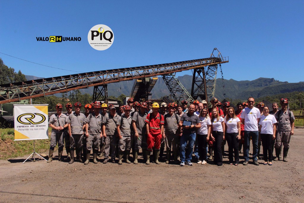 Valorização por aposentadoria: equipe ValoRHumano entrega mais uma placa de reconhecimento
