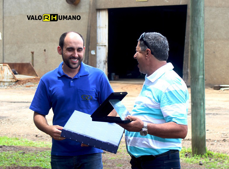 Colaborador da Unidade Metalúrgica, das Empresas Rio Deserto, recebe homenagem por tempo de aposentadoria