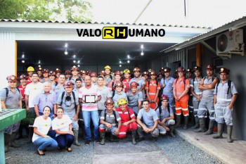 Homenagem por aposentadoria é feita a colaborador da Unidade de Extração Mina 101