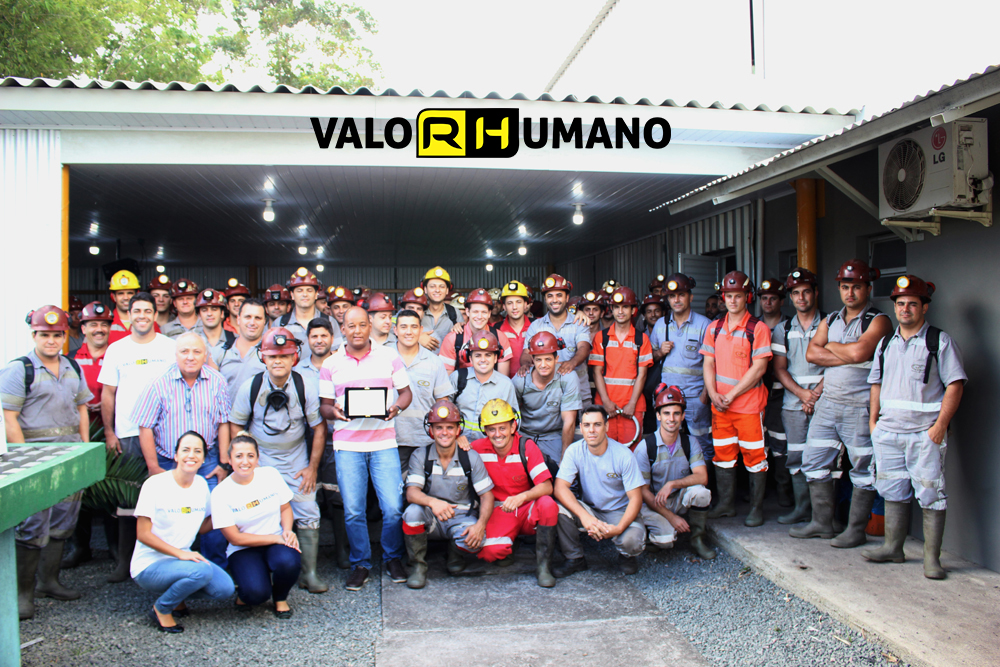 Homenagem por aposentadoria é feita a colaborador da Unidade de Extração Mina 101