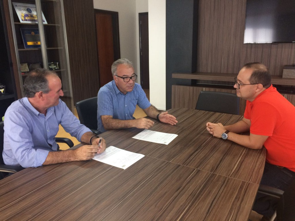 Empresas Rio Deserto renovam parceria com APAE de Criciúma