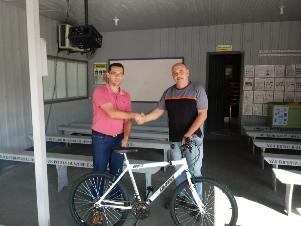 Unidade de Extração Mina Cruz de Malta doa bicicleta para festa do Sindicato dos Mineiros