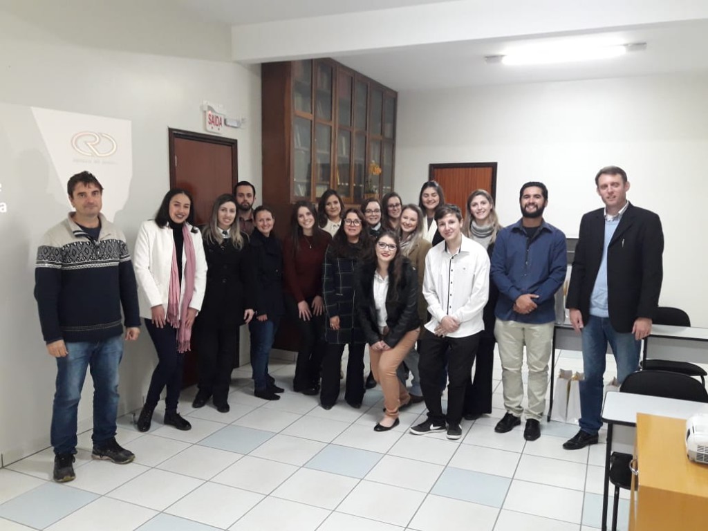 Acadêmicos de Engenharia Química apresentam estudo a profissionais das Empresas Rio Deserto