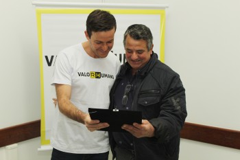 ValoRHumano: Colaborador se emociona ao receber homenagem por aposentadoria