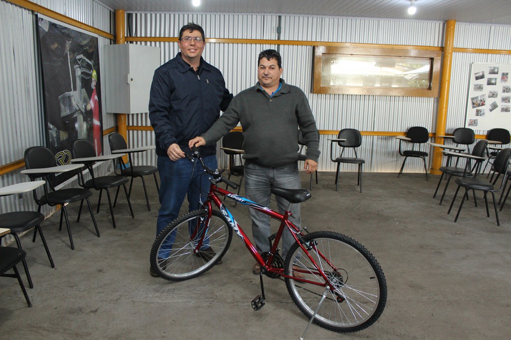 Apoio às comunidades: Empresas Rio Deserto doam bicicleta para bairro Vila Nova, em Içara