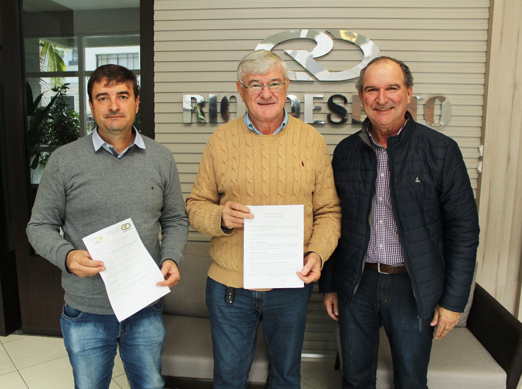 Projeto Içara Mais Doce: Empresas Rio Deserto renovam parceria com Associação de Apicultores