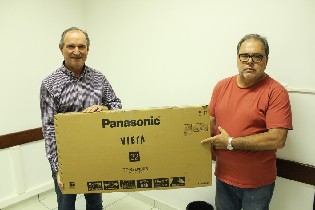 Apoio às comunidades: Empresas Rio Deserto doam televisão para bairro Santa Bárbara, em Criciúma