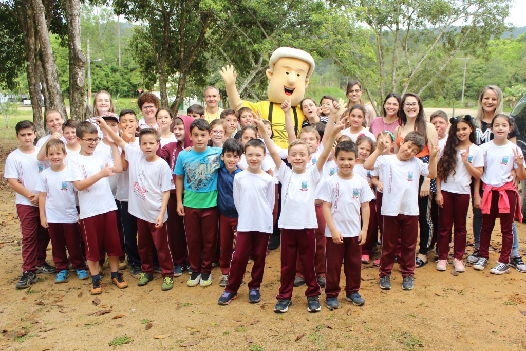 Brincadeiras e piquenique: Crianças se divertem em área de lazer da Unidade Produtiva II, da Rio Deserto