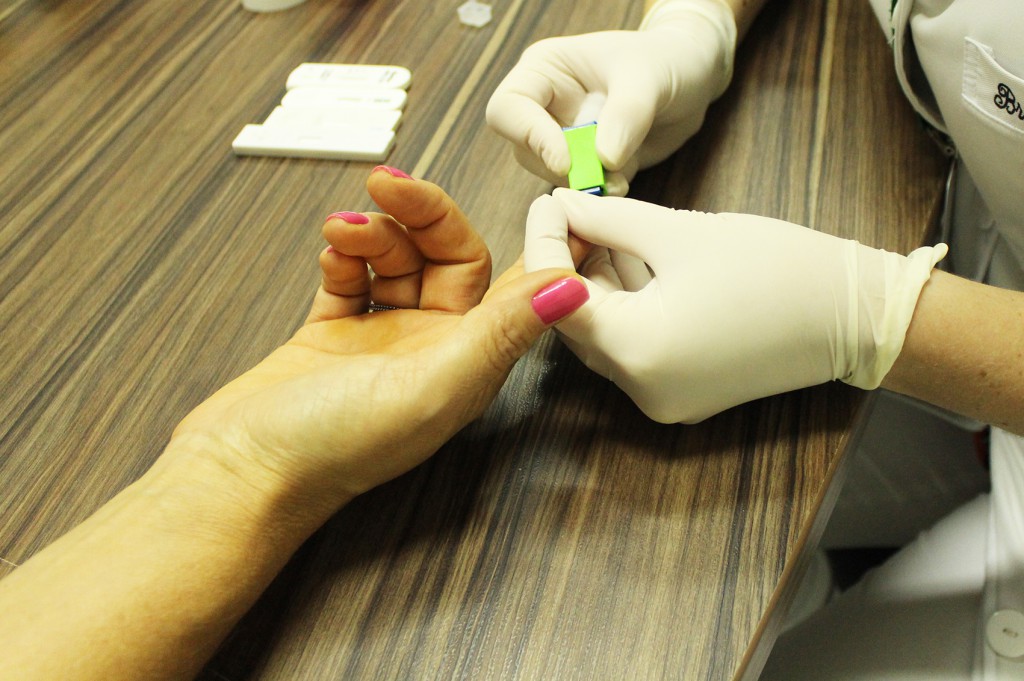 Dezembro Vermelho: materiais informativos e testes rápidos são disponibilizados aos colaboradores