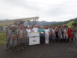 Projeto ValoRHumano: em meio aos colegas de trabalho, colaborador é homenageado por tempo de aposentadoria
