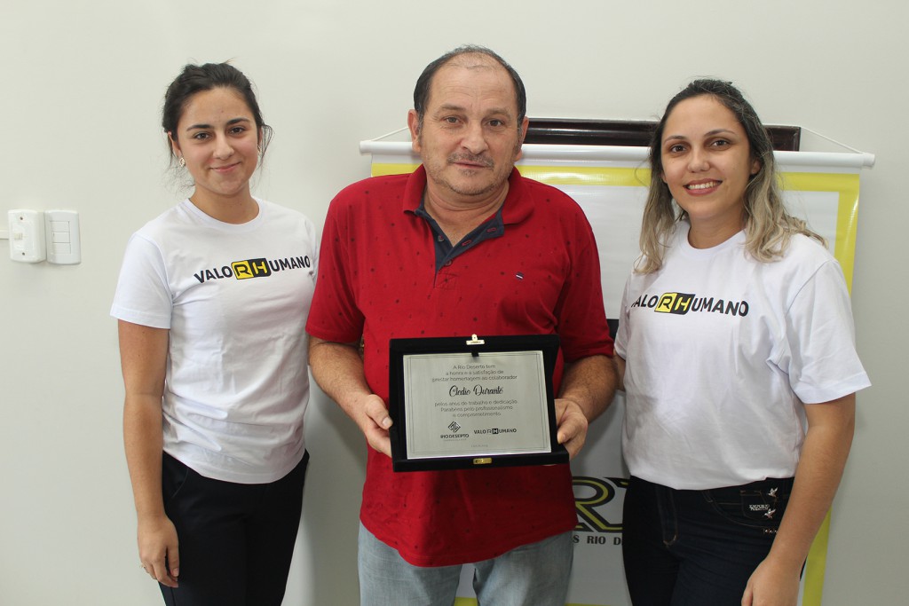 Projeto ValoRHumano: placa de reconhecimento é entregue para colaborador da Unidade Mina Cruz de Malta, da Rio Deserto