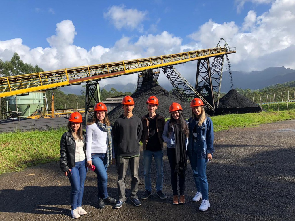 Estudantes de Engenharia Ambiental da Unesc visitam unidade da Rio Deserto