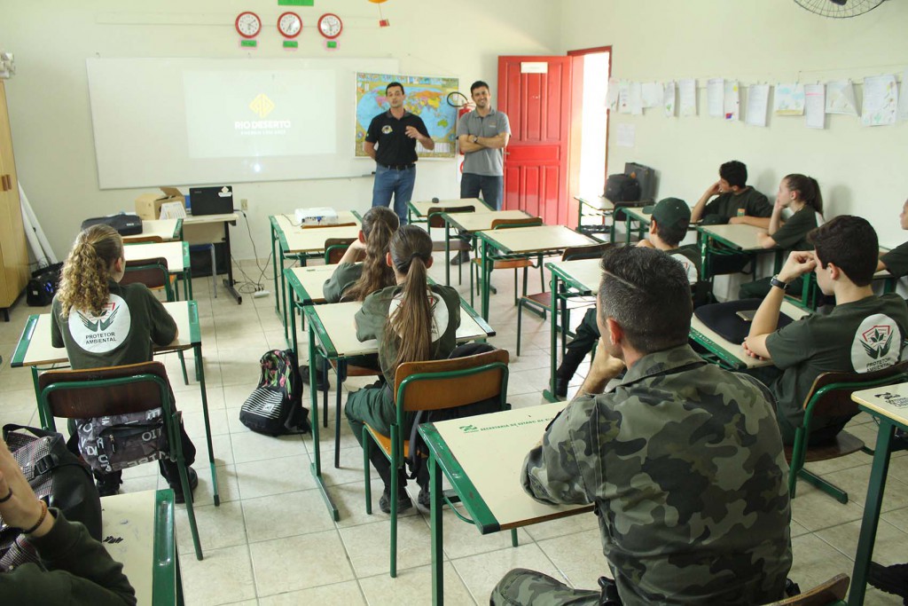Rio Deserto é apresentada em programa da Polícia Militar Ambiental, realizado em escola de Treviso