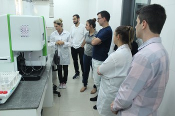 Novos colaboradores do Escritório Central conhecem estrutura da Divisão Laboratório, da Rio Deserto