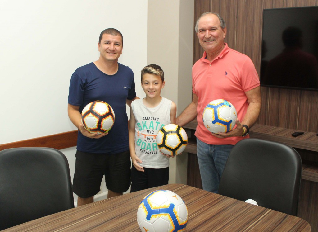 Rio Deserto doa bolas de futebol ao Projeto Sementes para o Futuro
