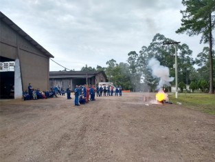 Treinamento de combate a incêndio é realizado na Unidade Metalúrgica, da Rio Deserto
