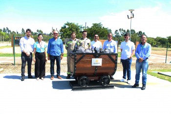 Rio Deserto doa vagoneta de carvão para Parque Ambiental Encantos do Sul, de Capivari de Baixo