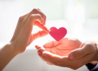 Casas de repouso de Criciúma recebem doações de colaboradores da Rio Deserto