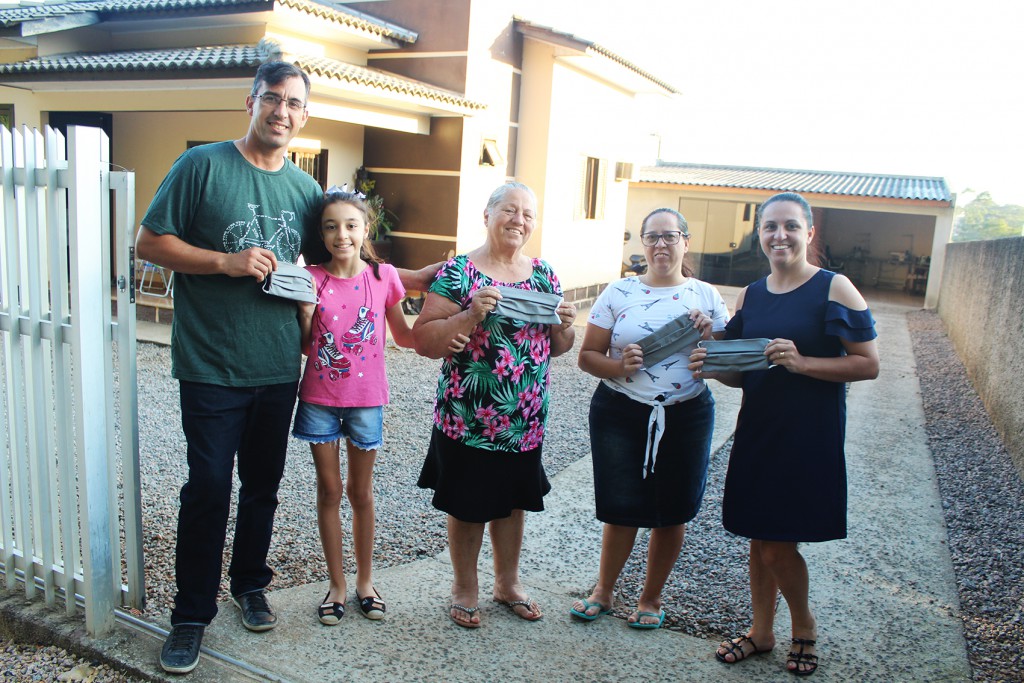 Solidariedade: família de colaborador da Rio Deserto se dedica a produzir máscaras para a empresa