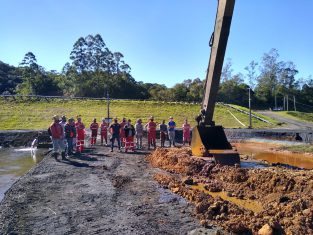 Brigadistas e colaboradores da Rio Deserto participam de treinamento sobre barragens de mineração