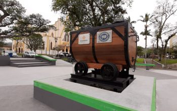 Vagoneta de carvão doada pela Rio Deserto é instalada na Praça da Matriz de Siderópolis