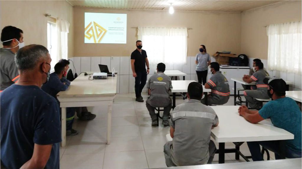 Comportamento organizacional é tema de treinamento realizado na Unidade Correia Pinto, da Rio Deserto
