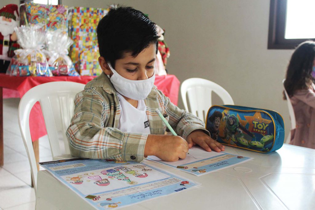 Desenhando o Natal Rio Deserto: crianças refazem desenhos e são presenteadas