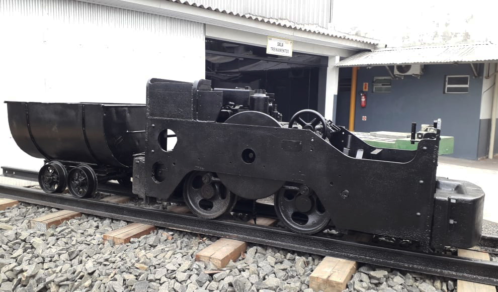 Locomotiva e vagoneta em exposição na Unidade de Extração Mina 101, da Rio Deserto, destacam história da mineração