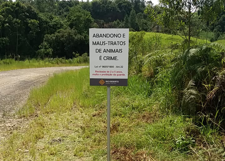 Para coibir o abandono de animais, placas são instaladas nos arredores da Unidade Metalúrgica, da Rio Deserto