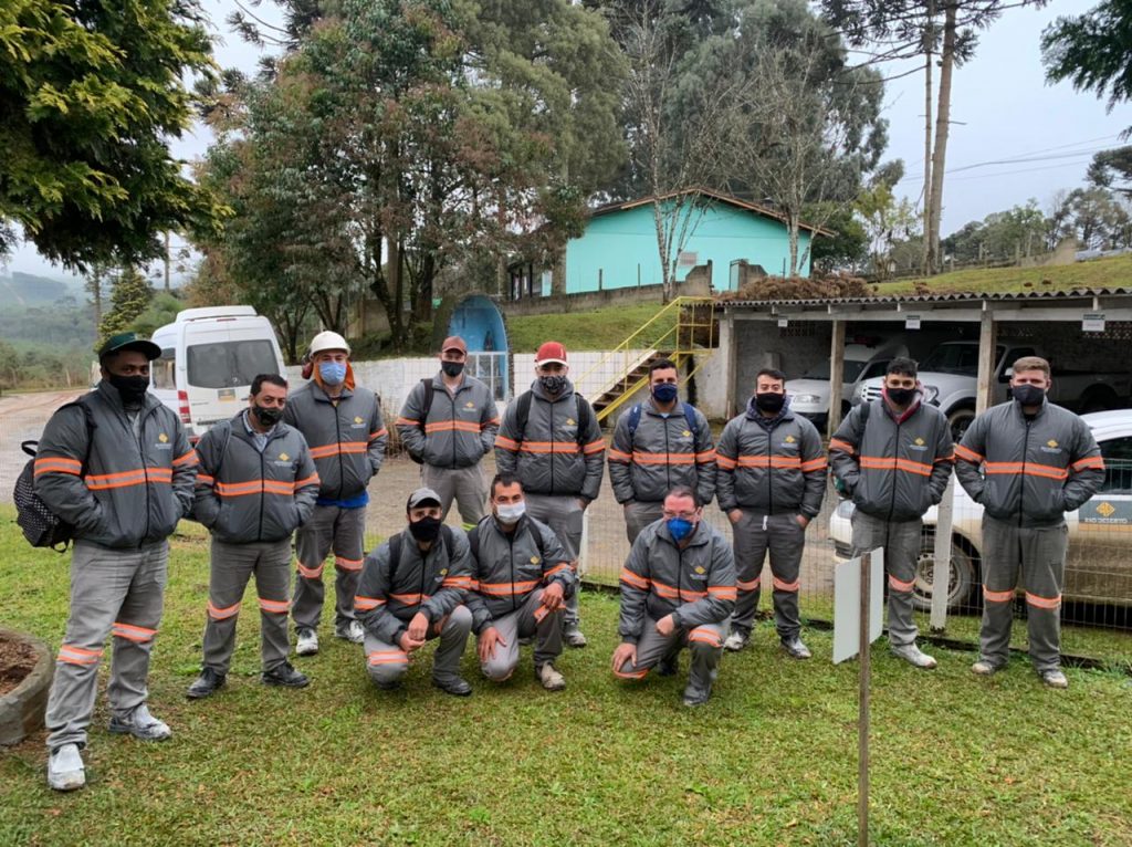 Para enfrentar o frio, colaboradores da Unidade Correia Pinto, da Rio Deserto, recebem jaquetas personalizadas