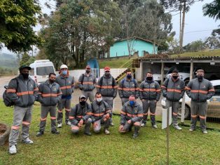 Para enfrentar o frio, colaboradores da Unidade Correia Pinto, da Rio Deserto, recebem jaquetas personalizadas