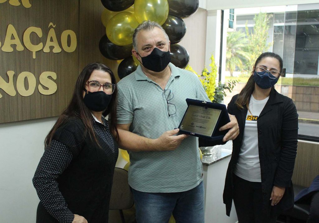 Homenagem por aposentadoria é realizada no RDLAB Referência Laboratorial, da Rio Deserto