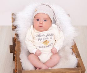 Para celebrar nascimento de filhos de colaboradores, Rio Deserto entrega roupinha personalizada