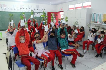 No Dia da Árvore, Rio Deserto realiza palestra e distribuição de mudas nativas em escola de Treviso