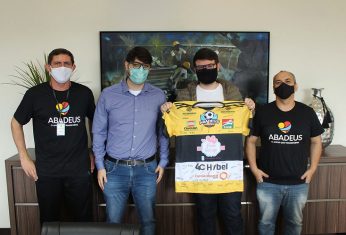 Rio Deserto recebe camiseta da Abadeus, em agradecimento por parceria