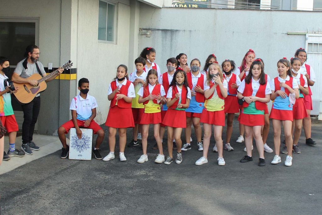 Coral do Bairro da Juventude leva encanto de natal ao Escritório Central da Rio Deserto