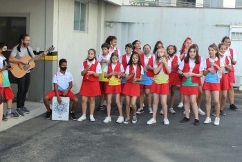 Coral do Bairro da Juventude leva encanto de natal ao Escritório Central da Rio Deserto