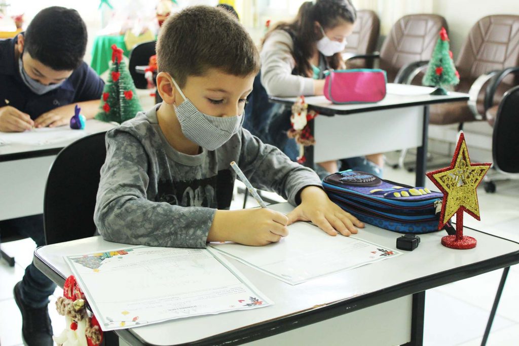Crianças vencedoras do concurso “Desenhando o Natal Rio Deserto” refazem desenhos e são presenteadas