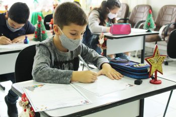 Crianças vencedoras do concurso “Desenhando o Natal Rio Deserto” refazem desenhos e são presenteadas