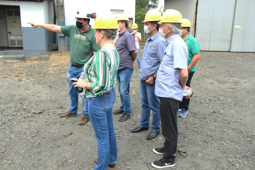 Tendo em vista o desenvolvimento de projeto turístico, prefeito de Criciúma conhece estrutura de unidade de extração da Rio Deserto