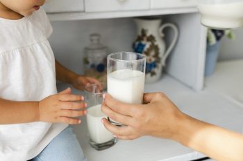 Quase 16 mil litros de leite foram doados para famílias e entidades do Sul Catarinense, em 2021, por meio do Projeto Leite Solidário, da Rio Deserto